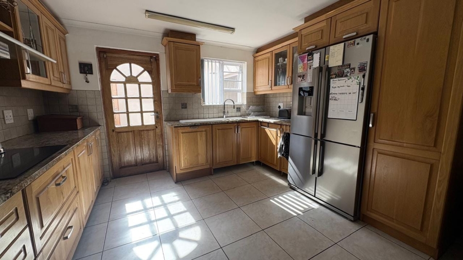 5 Bedroom Property for Sale in Sandbaai Western Cape
